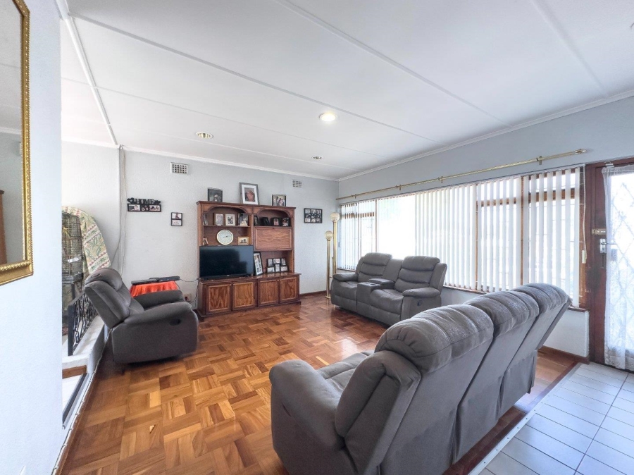 4 Bedroom Property for Sale in Clamhall Western Cape